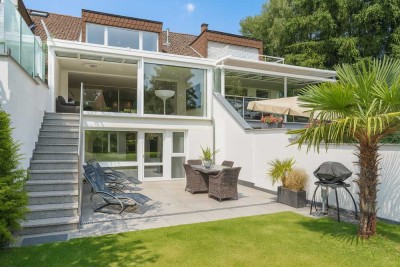 Am Ende der Straße steht ein Haus am See. Wohnen am Wasser – Modernes Traumhaus mit Seeblick