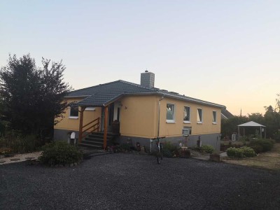 Helle Souterrain Wohnung mit großer Terrasse