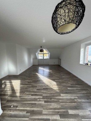 Helle Dachgeschosswohnung mit Einbauküche und Bad mit Wanne & Dusche