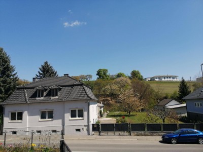 Einfamilienhaus mit großer Halle und Nebengebäuden für privaten oder gewerblichen Zweck