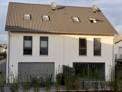 Moderne Doppelhaushälfte mit Graten und Garage