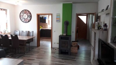 Neuwertige 2-Zimmer Küche Bad EG Wohnung mit Einbauküche, Terrasse und Garten in Mitterfels