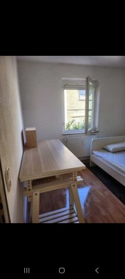 Möblierte 1-Zimmer-Erdgeschosswohnung mit Einbauküche nahe Stadtzentrum