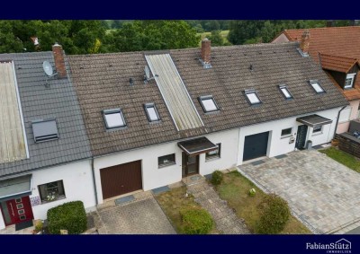 Familienidyll mit Traumgarten!          Charmantes Reihenmittelhaus in      ruhiger Lage von Creußen