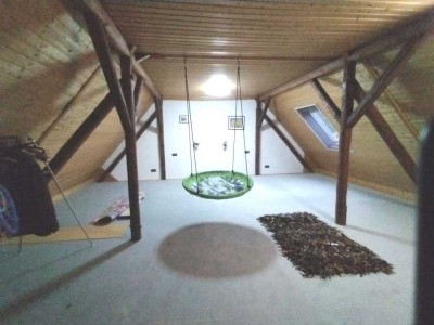 Freistehendes Einfamilienhaus mit kleinem Wald