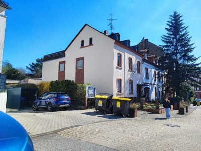 GIBB: "3-Familien-Haus mit separatem Werkstattgebäude"