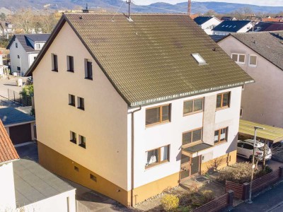 Stattliches Dreiparteienhaus, freistehend, gesuchte Wohnungsgrößen, zwei Garagen in ruhiger Wohnlage