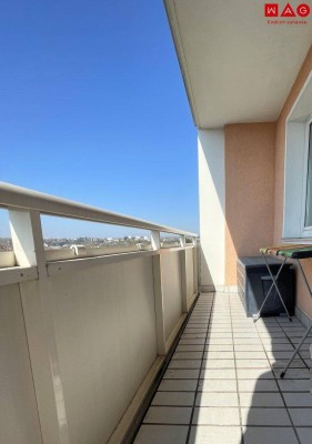 Unbezahlbare Aussicht zu bezahlbaren Preisen - einzigartige Lage im obersten Stockwerk! Gemütliche Loggia, praktischer Abstellraum und modernes Badezimmer mit höchstem Wohnkomfort inklusive!
