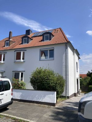 Von privat: Doppelhaushälfte mit 2 Wohnungen, offene Garage und Garten