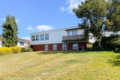 Spitzen-Lage in Erbach – Atrium-Bungalow mit ehemaliger Praxis!