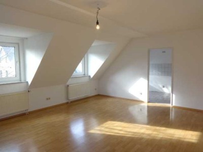 "EINZIEHEN UND SICH WOHLFÜHLEN"! Charmante helle Wohnung mit viel Platz!