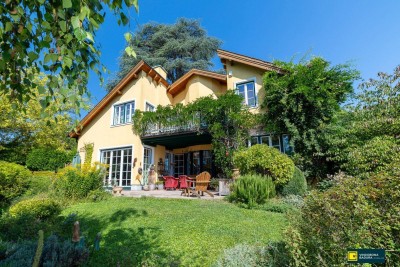 Stadt trifft Land: Exklusive Villa mit Gartenidylle und Schwimmbiotop in Ruhelage.