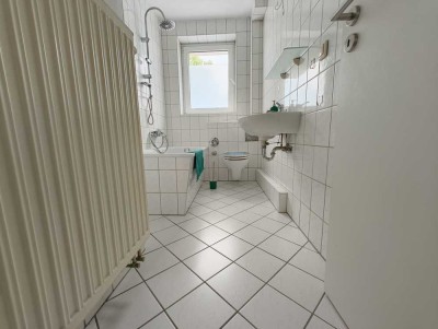 4-Zimmer-Wohnung mit Badewanne und Balkon