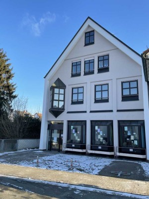 Großzügig geschnittene Traumwohnung, Dachterrasse, Balkon und zwei Bäder in Schwalbach