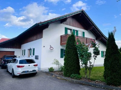 GEMÜTLICHE 2 1/2 ZIMMER DG-WOHNUNG mit großem BALKON und GARAGE!