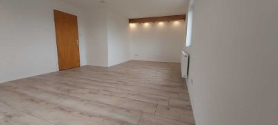 Renovierte helle großzügige 3,5 Zimmer Wohnung mit Einbauküche im Dachgeschoss im Uelzener Sterngebi