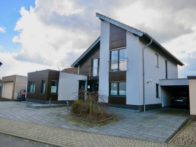 Viel Platz zum Leben, Arbeiten und draußen Spielen. Mit Wärmepumpe und Solar auf der sicheren Seite.