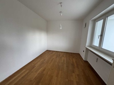 Schöne , helle 4 Zi-EG Wohnung mit Terrasse und größerem Garten