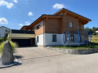 Holzblockhausfeeling pur zum coolen Preis mit überdachter XXL-Sonnenterrasse, XXL Eigengarten, Doppelgarage und Carport in Bad Schallerbach