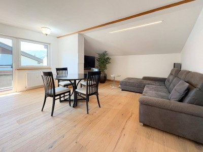 Moderne Dachgeschosswohnung in Waldnähe mit Balkon (06432)