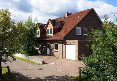 ROTSTEIN-HAUSHÄLFTE MIT GARAGE