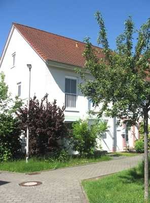Modernes Reiheneckhaus mit schönem Garten, mit Garage, 2 Stellplätzen und Einbauküche