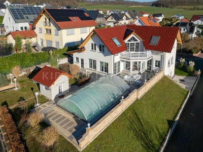 Wohnen mit Weitblick: energieeffizientes Einfamilienhaus mit Pool & Südterrasse