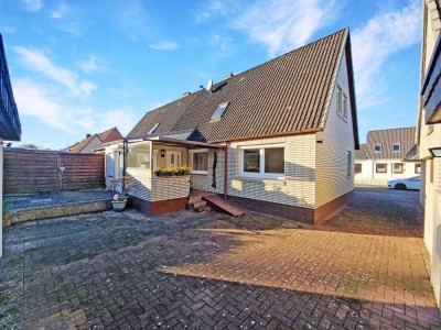 gepflegtes und modernisiertes Wohnhaus mit Garagen und einem schönem Grundstück