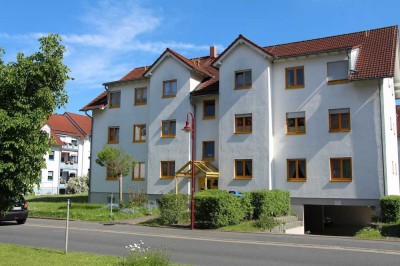 Sanierte 3-Zimmer-Wohnung mit Balkon in grüner, ruhiger Lage.