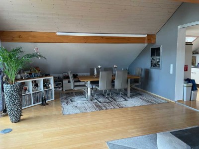 Lichtdurchflutete DG-Wohnung in Steinen