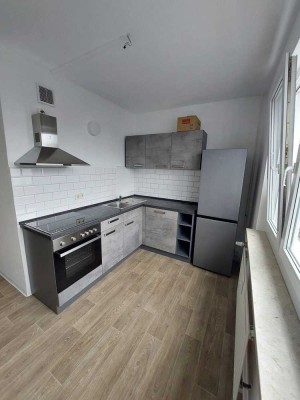 Attraktive 4-Zimmer-Wohnung mit Balkon und neuer Küche in Gera