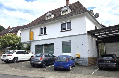 Charmante Dreizimmerwohnung mit Entwicklungsmöglichkeiten und geringem Renovierungsbedarf.