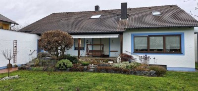 Großes Einfamilienhaus mit Dachgeschosswohnung