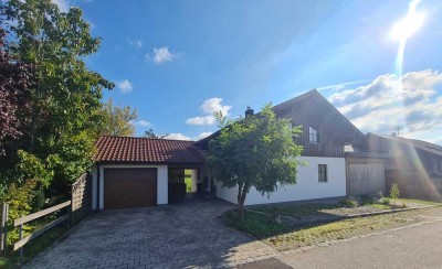 Bezahlbarer Familien(t)raum in perfektem Zustand. Mit PV-Anlage, Nahwärme, Küche u.v.m. - ERBPACHT!