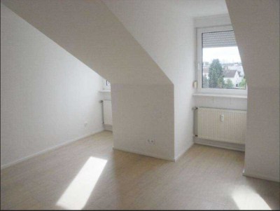 Helle, moderne Dachgeschoss Wohnung mit Einbauküche
