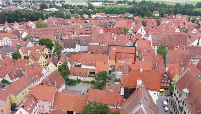 Sonnige 2-Zi. KDB mit EBK+Aufzug mitten in der schönen Nördlinger Aldstadt: Für jedes Alter geeignet