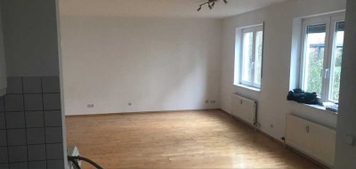 Großzügige helle Ein-Zimmer-Wohnung mit Terrasse u. Einbauküche seitlich der Biebricher Allee