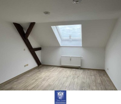 Individuelle und zentral gelegene Dachgeschoss-Wohnung mit offener Küche!