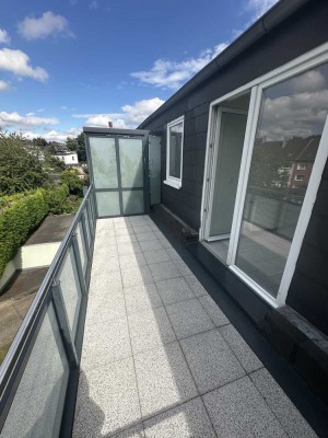 Ansprechende und modernisierte 3-Raum-DG-Wohnung mit Balkon in Mülheim an der Ruhr