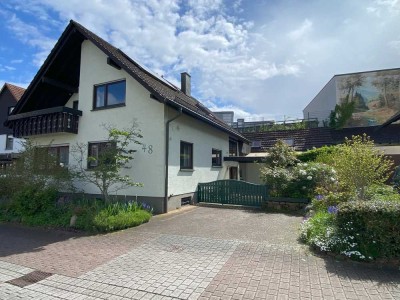 Freundliches Einfamilienhaus mit 6 Zimmern, und Gartenanteil - Garage mit Grube
