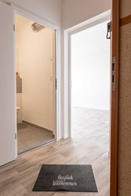 Erstbezug nach Sanierung! Moderne 2-Raum Wohnung mit Aufzug, Dusche und Balkon.