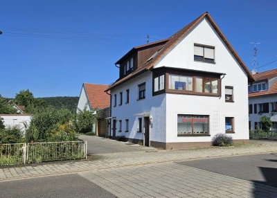 Wohnhaus mit Gewerbeanteil und drei Garagenstellplätzen