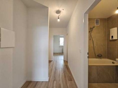 Sofort einziehen! Frisch renovierte 3,5 Zimmer Wohnung mit Balkon sucht neue Mieter