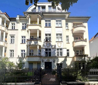 Schöne Altbauwohnung: 3 Zimmer, Stuck, Parkett und Südbalkon