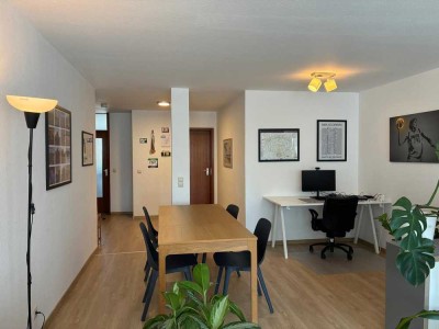 Stilvolle, vollst. renovierte 2,5-Zimmer-Wohnung mit Balkon und EBK in ruhiger Lage (Bahnhofsnähe)