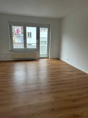 Erstbezug nach Renovierung in 3-Zimmer-Wohnung mit Balkon in Stuttgart West