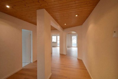 Modernisierte 2,5-Zimmerwohnung mit Südostbalkon, Garage und Einbauküche