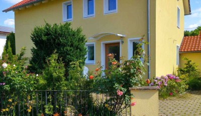 Wohnen im Grünen: Sonnige, gemütliche, wärmegedämmte Wohnung mit Garten und gehobener Ausstattung