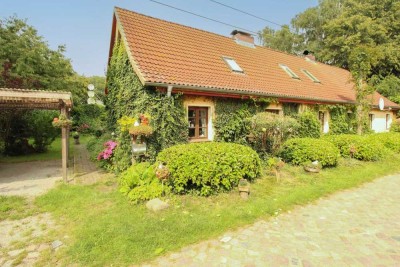 Mehrfamilien-Doppelhaus: eigene Wohnung, vermietete Einheit & Bungalow  in Feldrandlage