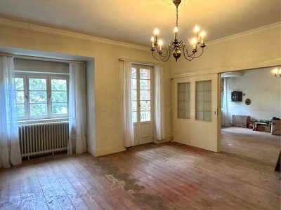 Freistehende Altbauvilla 200 m² + 100 m² ausbaufähig auf 870 m² großem Grundstück!